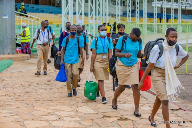 Abanyeshuri basaga 100,000 n’abarimu 6,000 ntibaragera ku ishuri